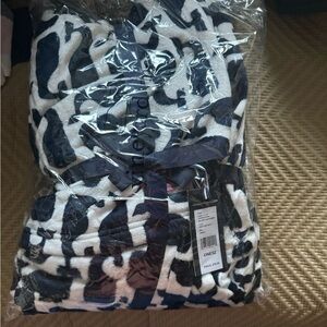 Vineyard vines blanket brand new still sealed